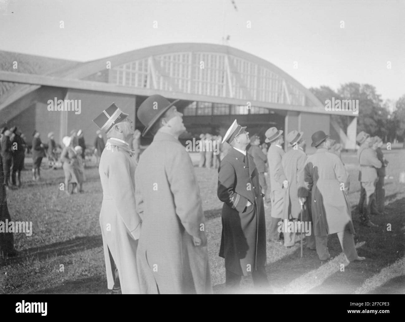 Spectacle aérien, spectateurs spectateurs pour le spectacle aérien sur le minerai. Le pilote et le concepteur de l'avion font la démonstration de leur avion. Se bloque en arrière-plan. Banque D'Images