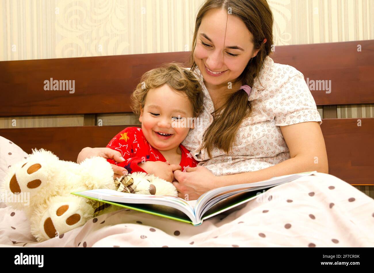 livre de lecture pour la mère et l'enfant dans le lit Banque D'Images