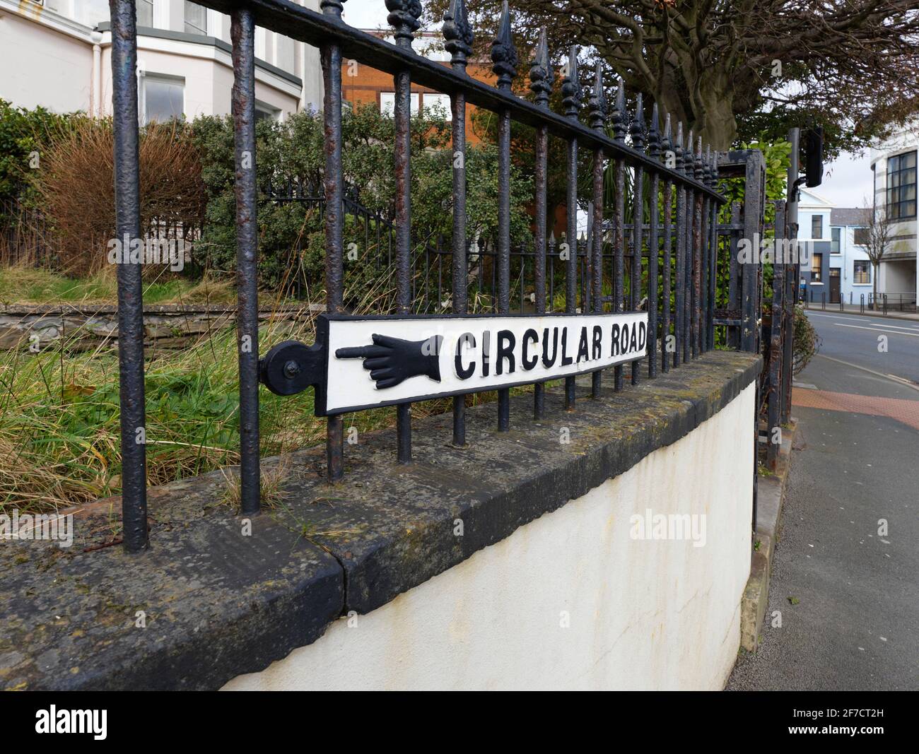 Panneau en fonte avec main pointant sur Circular Road à Douglas, île de Man Banque D'Images