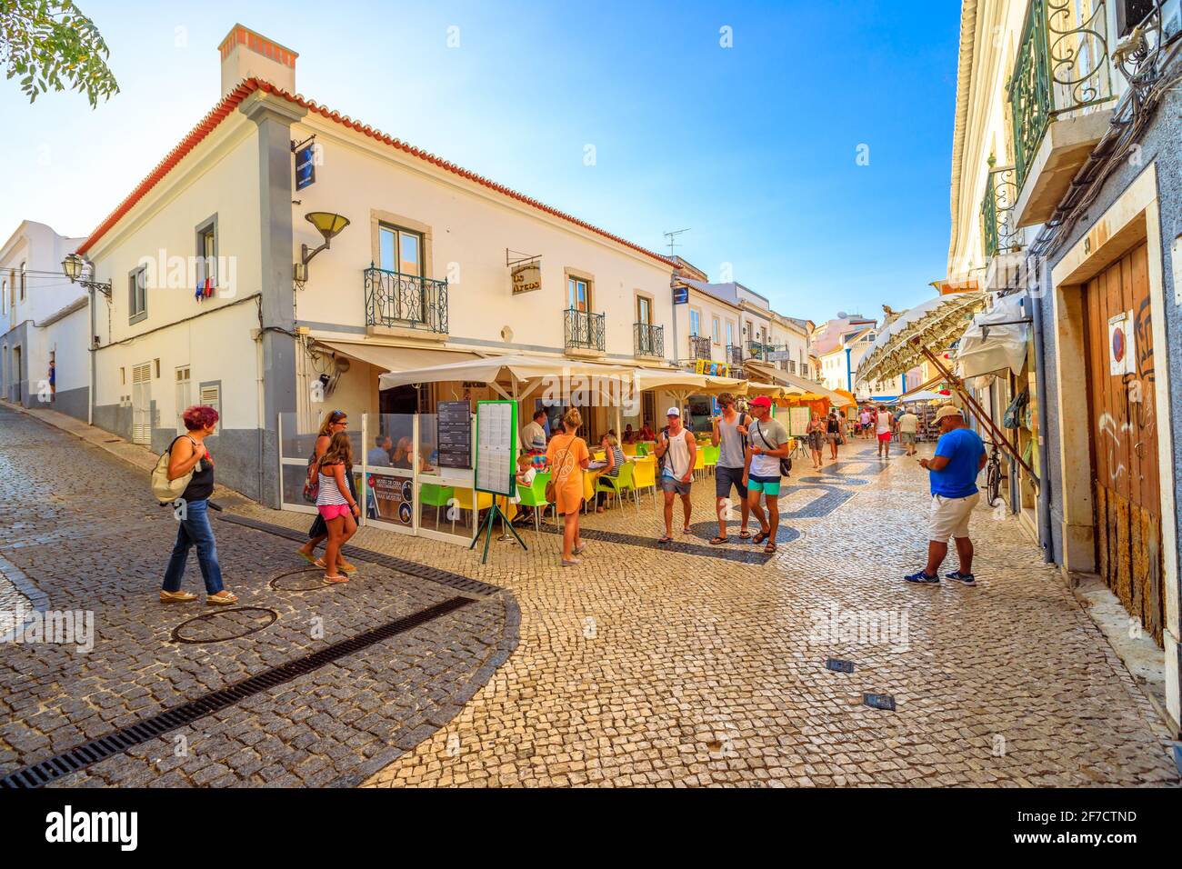 Lagos, Portugal - 19 août 2017 : restaurants et boutiques dans le centre historique de Lagos, une ancienne station balnéaire sur la côte de l'Algarve. Saison d'été. Urbain Banque D'Images