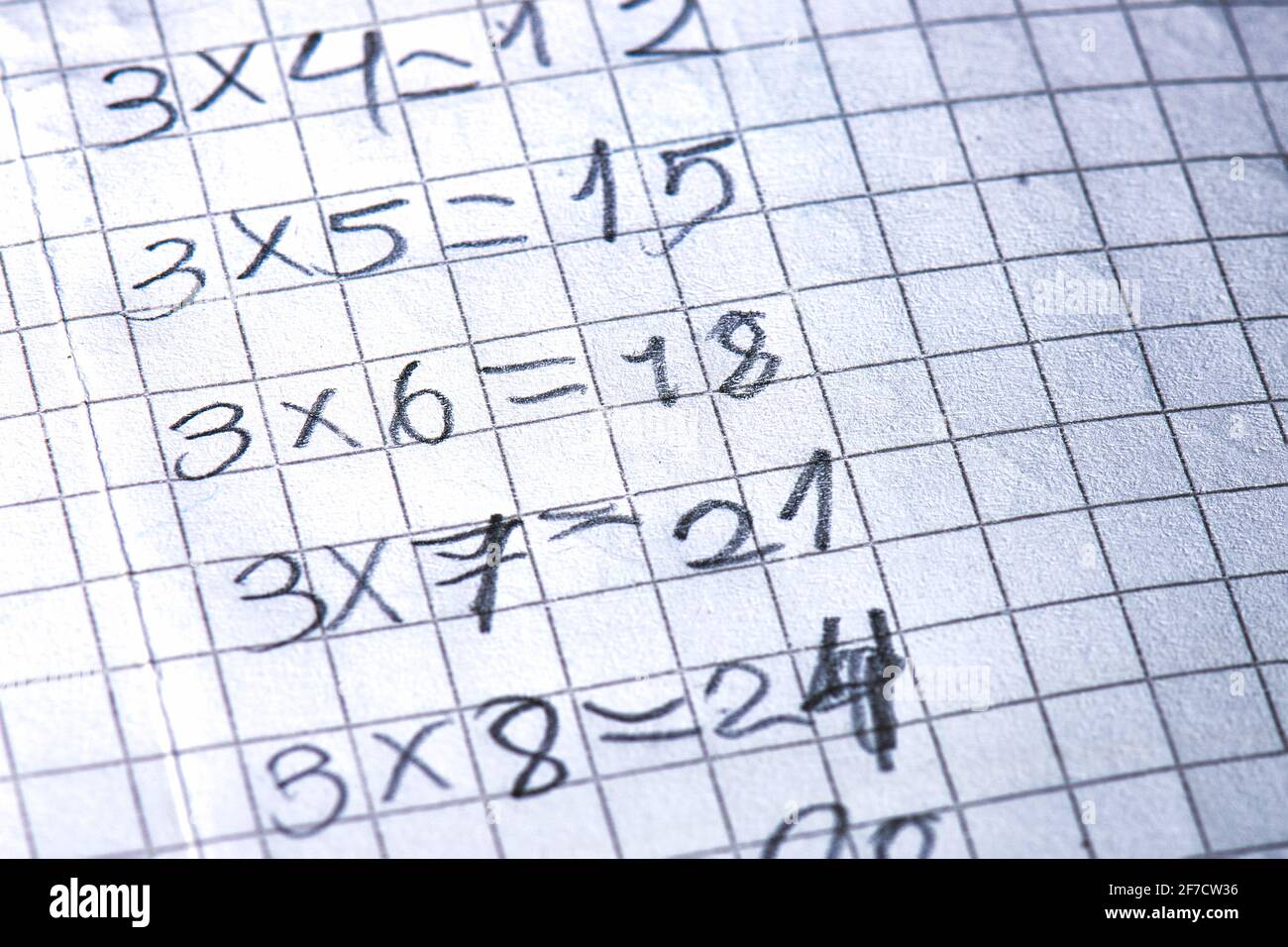 Calculs mathématiques simples écrits par un enfant de l'école primaire Banque D'Images