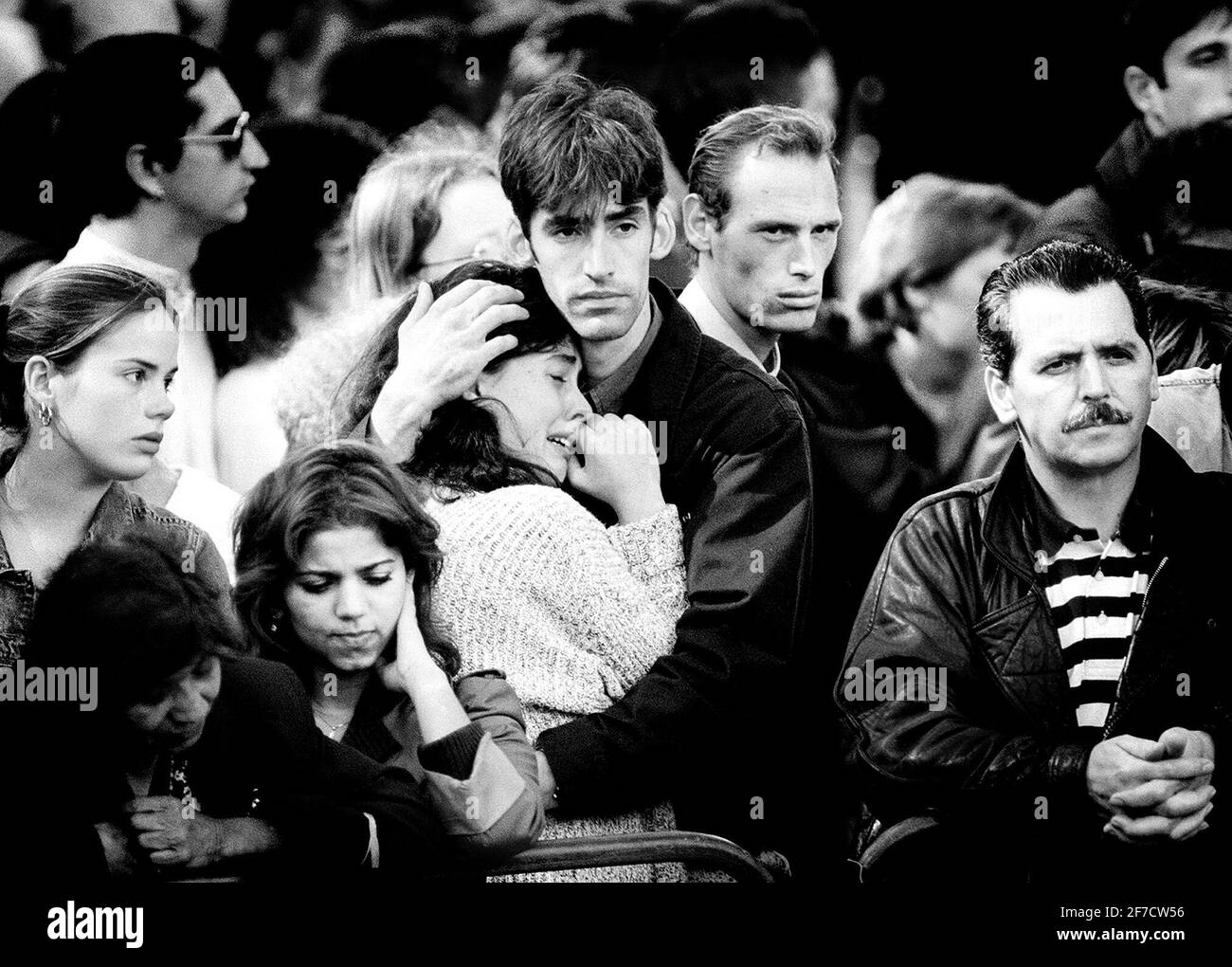 Princesse Diana funéraire 6 septembre 1997Mourners dans la montre du centre commercial Le cercueil de la princesse Diana passe à côté Banque D'Images