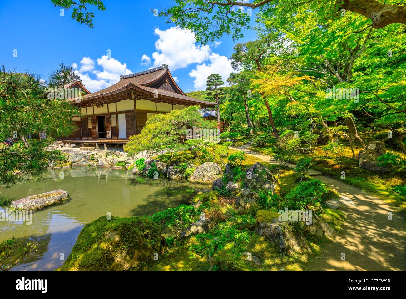 Paysage printanier de l'étang au printemps et architecture du Pavillon d'argent ou du Temple Ginkaku-ji. Officiellement, Jisho-ji est un temple zen Banque D'Images