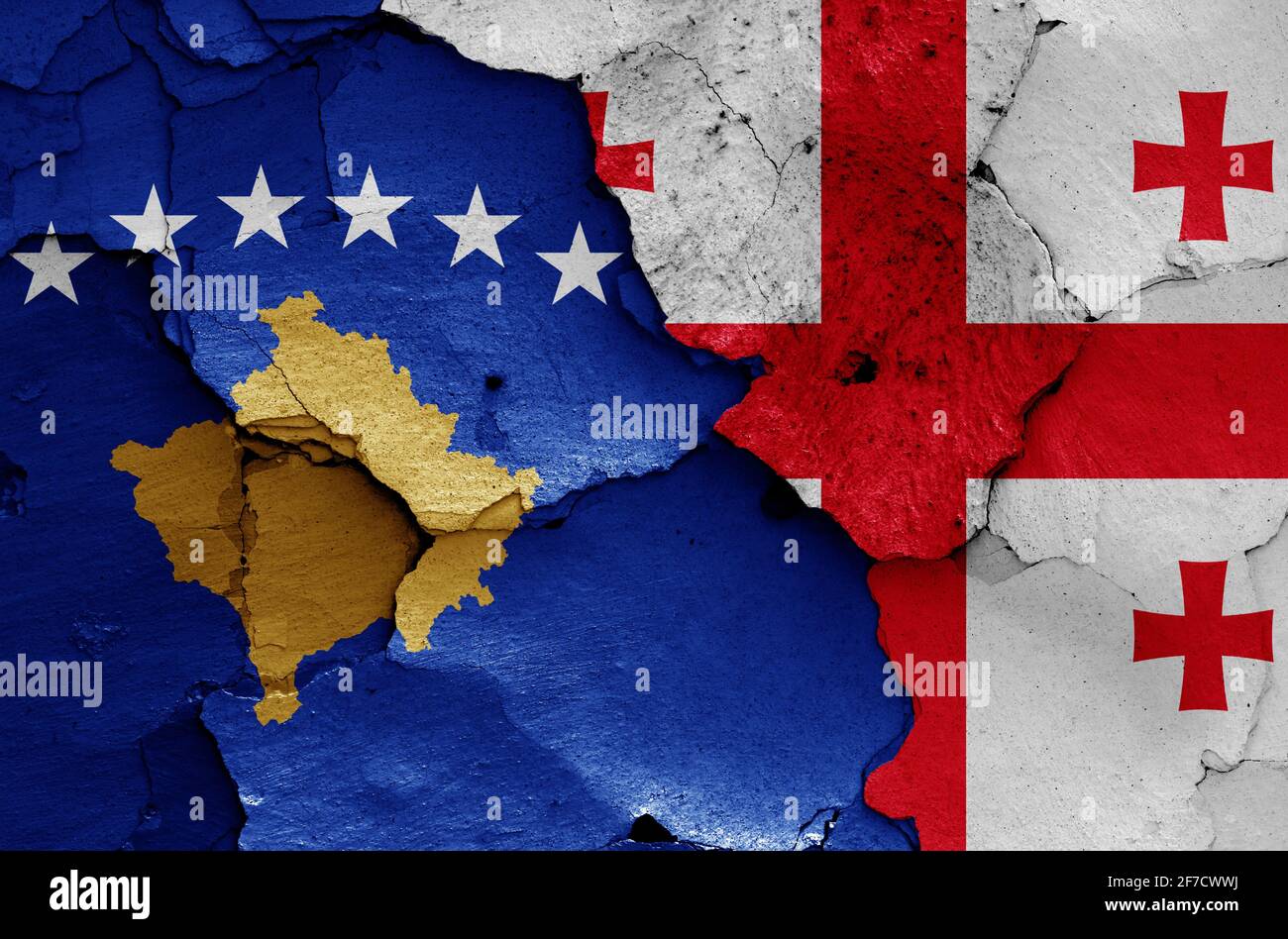 Drapeaux du Kosovo et de la Géorgie peints sur un mur fissuré Banque D'Images
