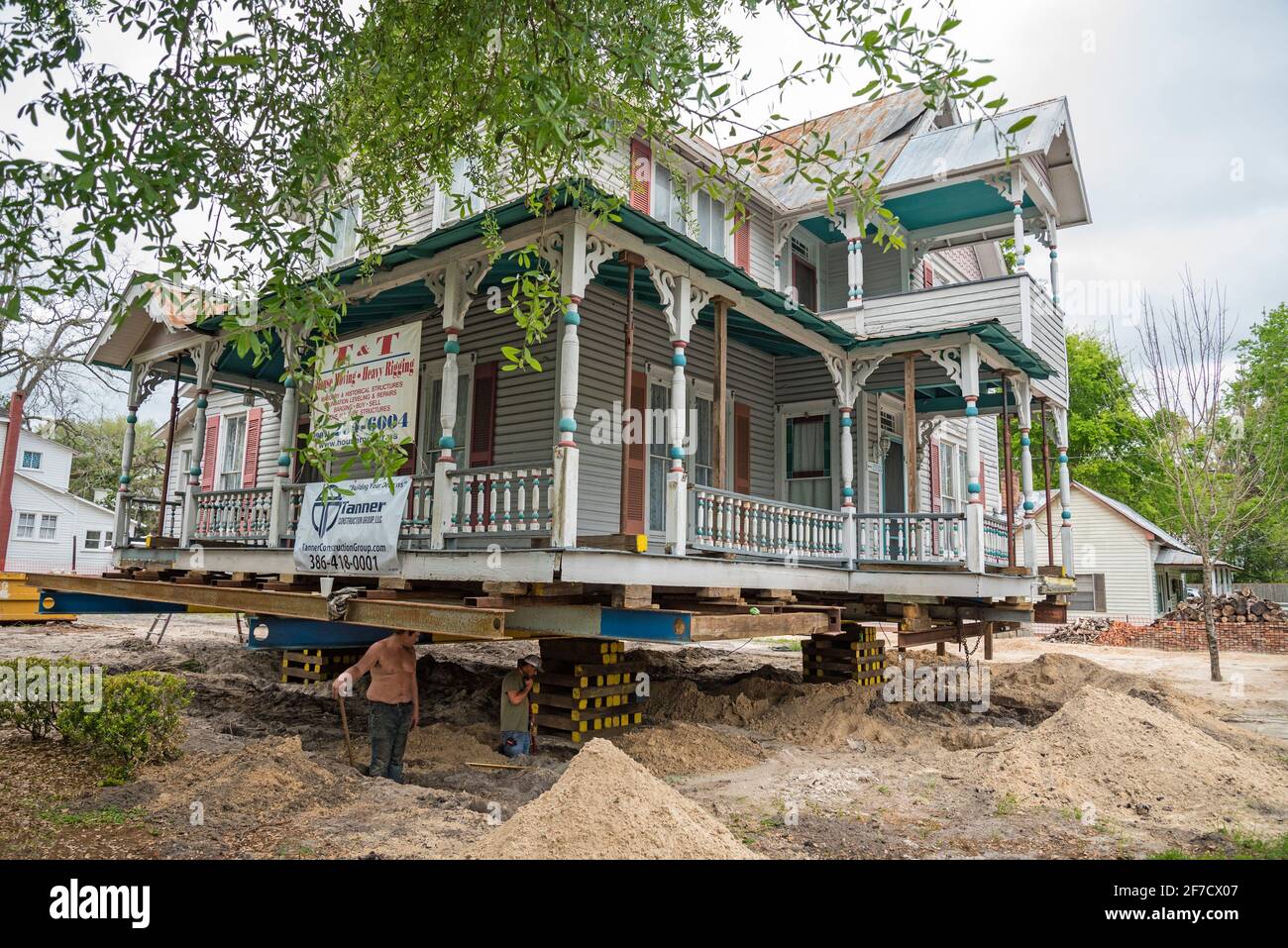 Reconstruction de la fondation d'une belle maison de style Queen Anne datant du début du siècle 1896, située dans une petite ville du nord de la Floride. Banque D'Images