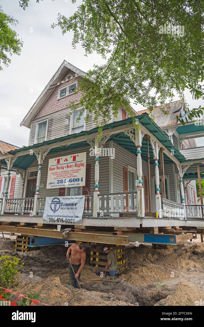 Reconstruction de la fondation d'une belle maison de style Queen Anne datant du début du siècle 1896, située dans une petite ville du nord de la Floride. Banque D'Images