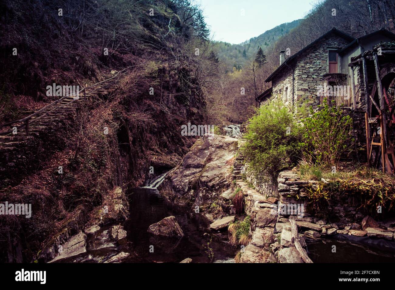 Vue sur un ancien moulin en pierre dans une étroite vallée près du village d'Intragna, Centovalli, Suisse Banque D'Images