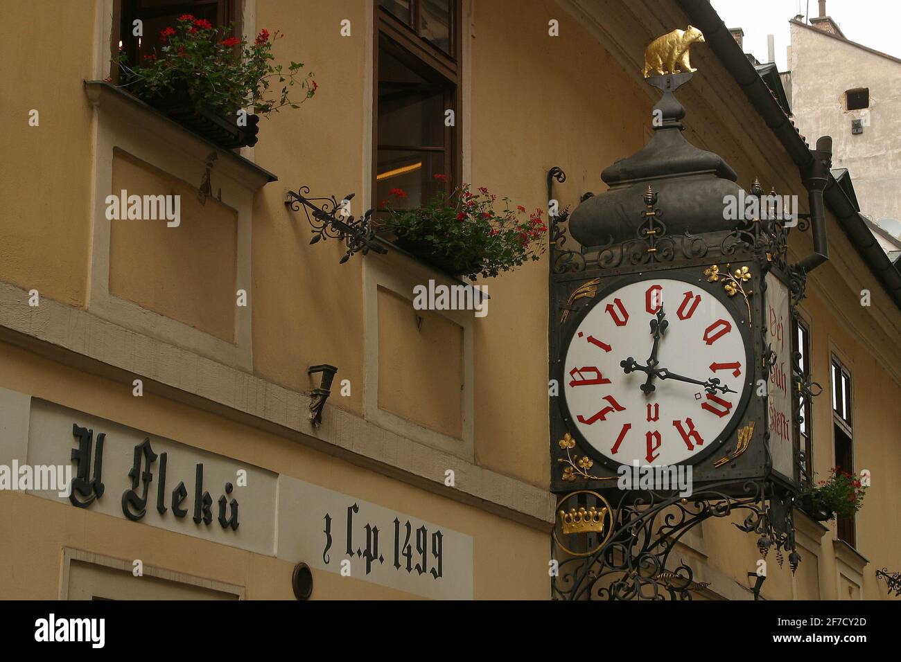 Au-dessus de l'entrée de la brasserie de Pivnice u Fleků a une grande horloge sur le mur, qui est très célèbre et bien connu. Marque commerciale. Banque D'Images