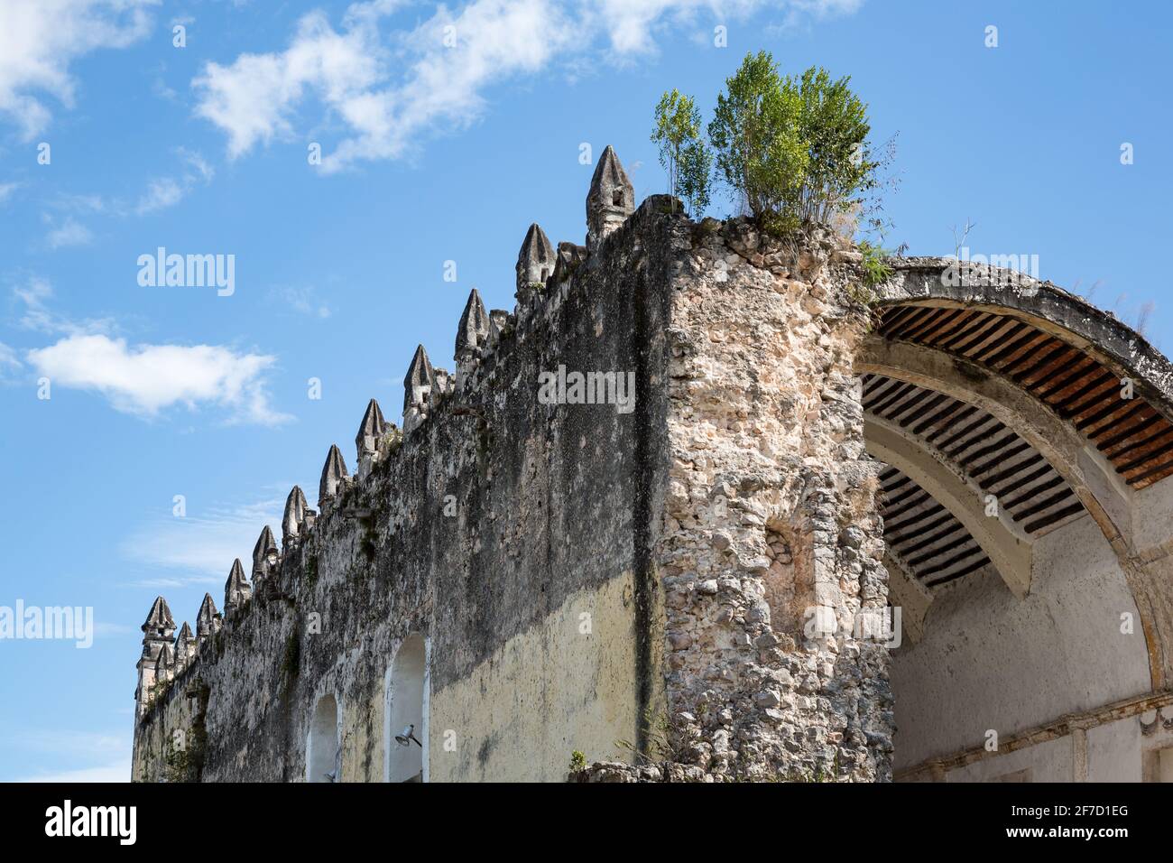 Paroi latérale de l'église détruite par la guerre Iglesia de Santo Nino Jésus à Tihopuco, péninsule du Yucatan, Mexique Banque D'Images