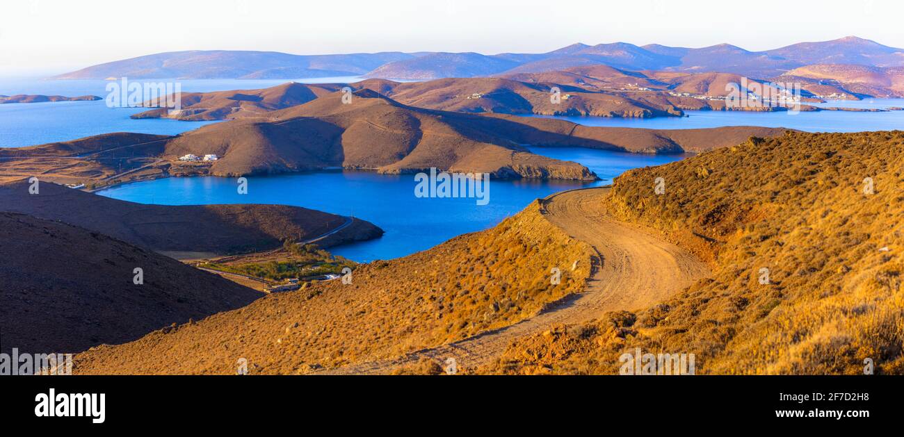 Magnifique paysage de la Grèce. Île d'Astypalea (Astipalaia) . Collines dorées au coucher du soleil Banque D'Images