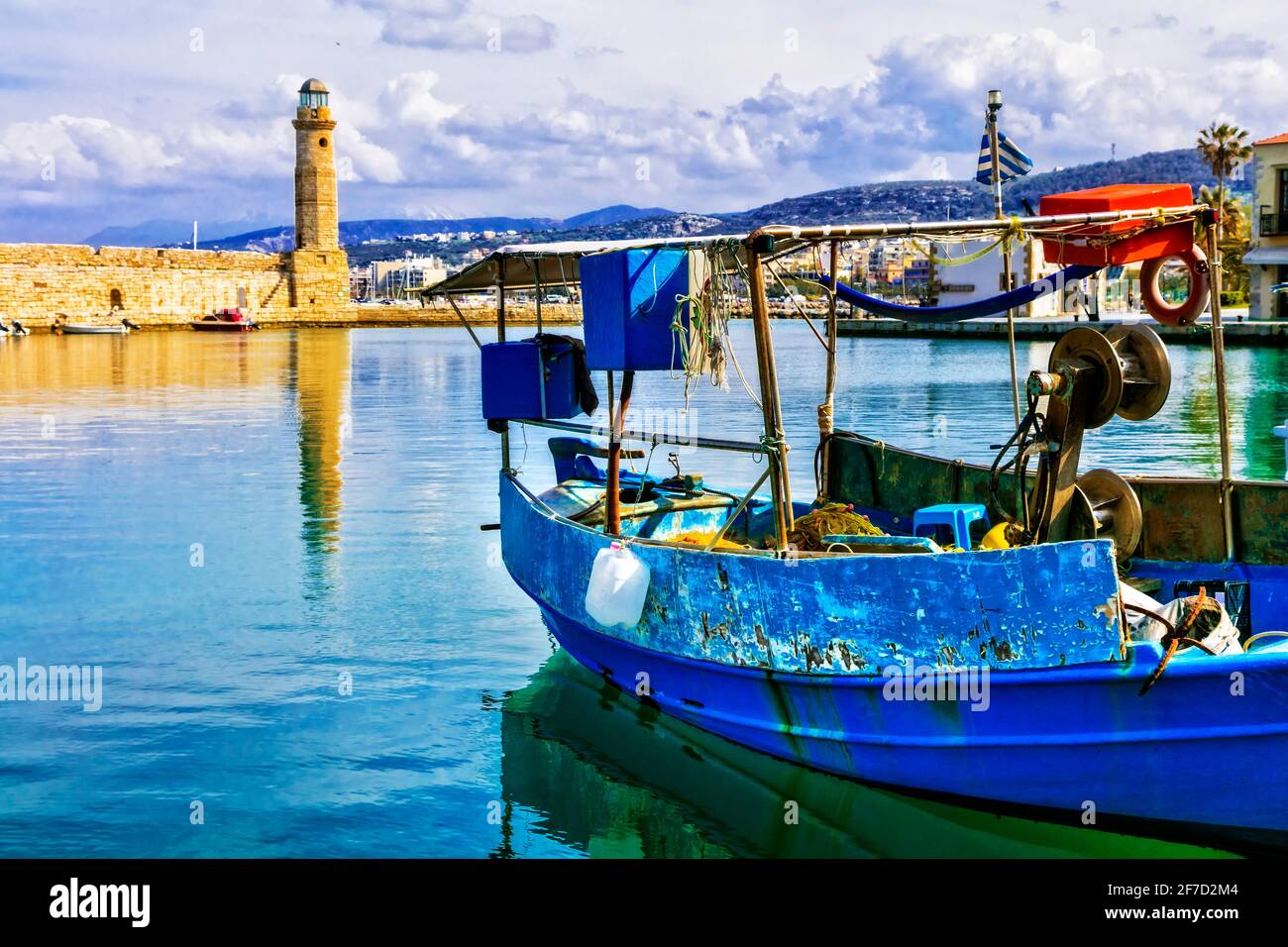 Vieux port de la ville de Rethymno et phare. Bateaux de pêche colorés. Île de Crète, Grèce Banque D'Images