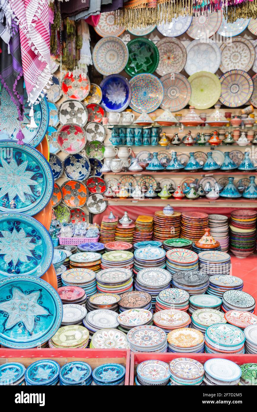 Poterie peinte sur un stand du marché de la célèbre Djemaa el Fna à Marrakech, au Maroc Banque D'Images