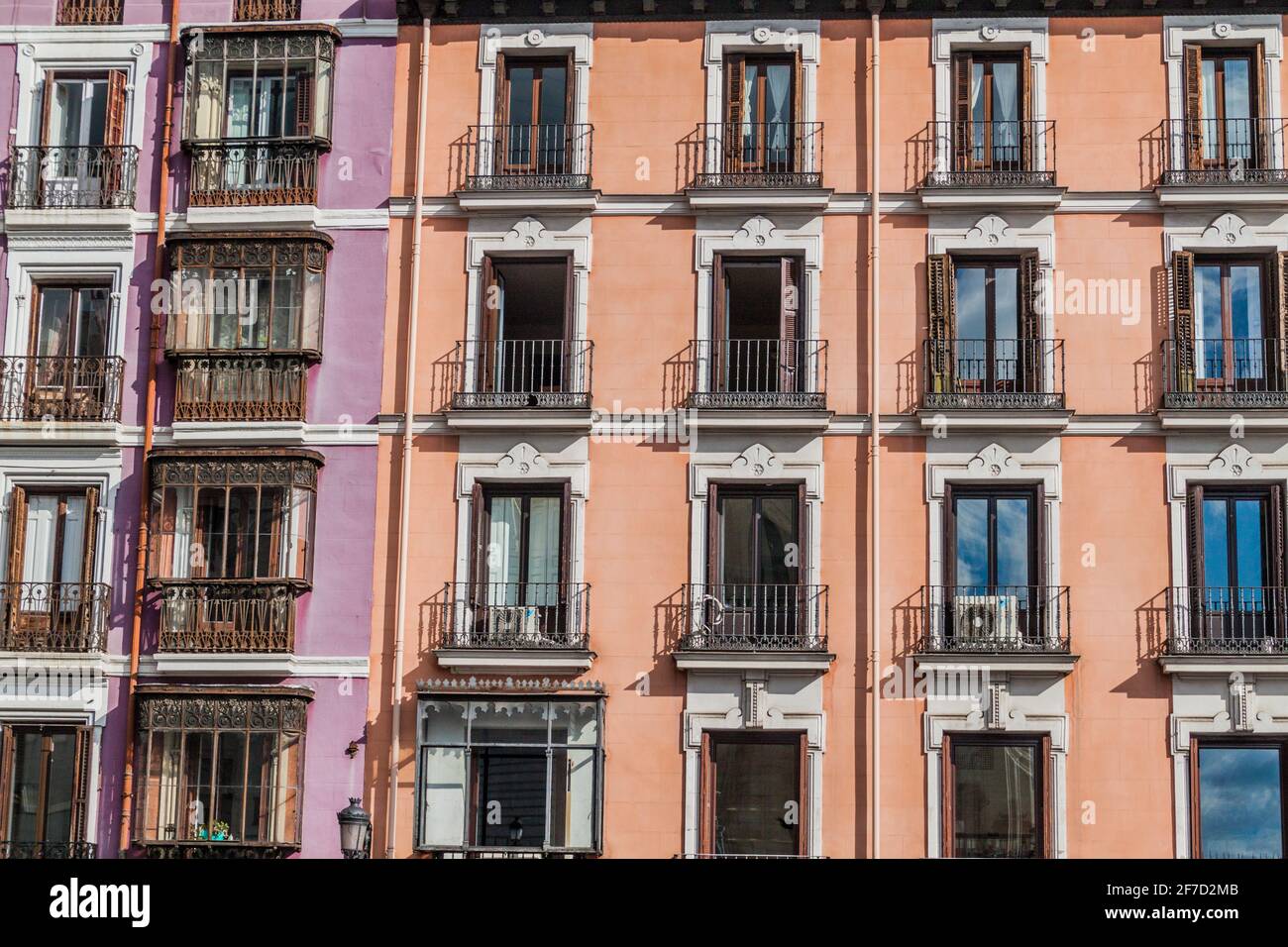 Maisons typiques avec balcon à Madrid, Espagne Banque D'Images