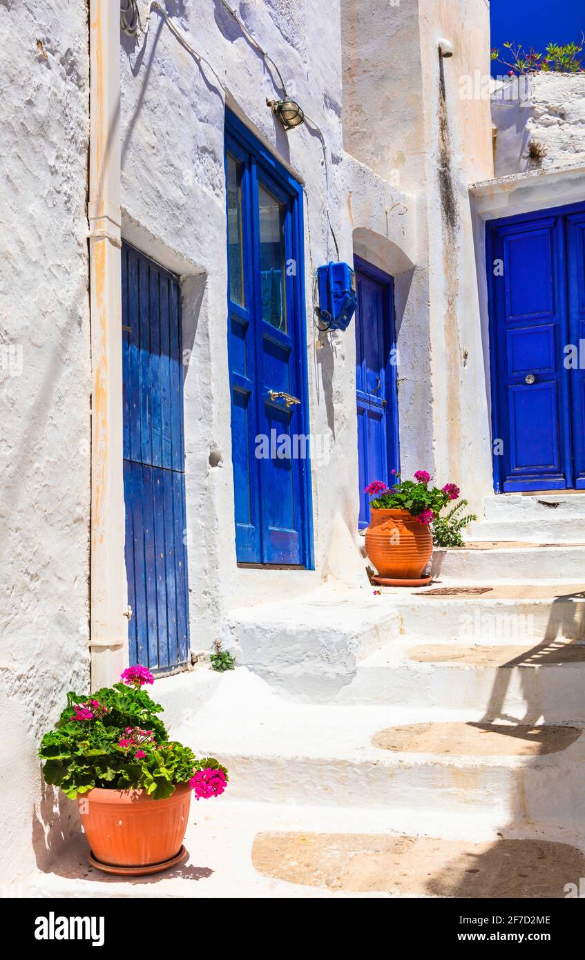 Vieux villages blancs traditionnels avec des portes colorées dans les îles Cyclades de Grèce, Amorgos Banque D'Images