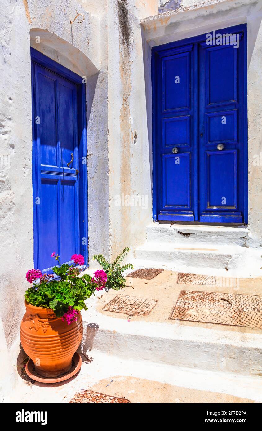 Vieux villages blancs traditionnels avec des portes colorées dans les îles Cyclades de Grèce, Amorgos Banque D'Images
