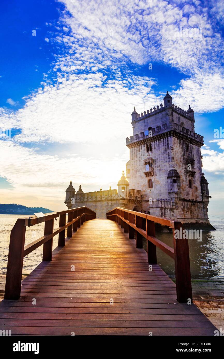 Torre de Belem (tour de Belem) au coucher du soleil - célèbre monument de Lisbonne, Portugal Banque D'Images