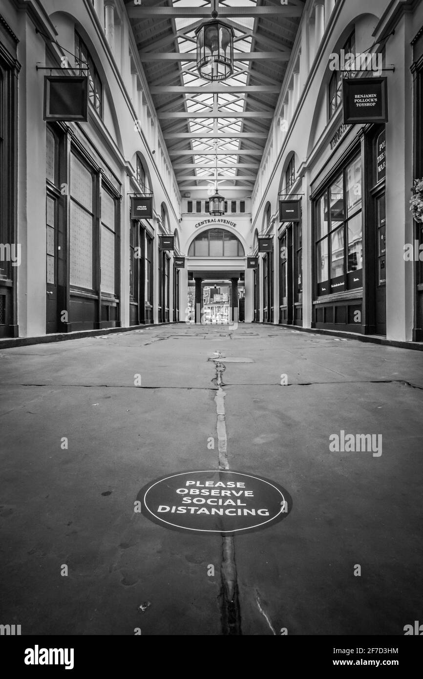 Londres, Royaume-Uni - avril 2021 : tables vides au marché de Covent Garden pendant le troisième confinement national Banque D'Images