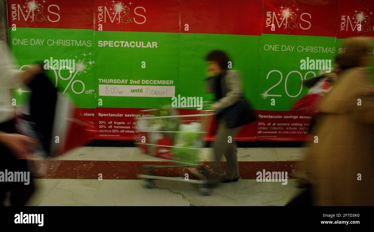 M ET S DANS LE CENTRE COMMERCIAL BRANT CROSS.2/12/04 PILSTON Banque D'Images M ET S DANS LE CENTRE COMMERCIAL BRANT CROSS.2/12/04 PILSTON Banque D'Images