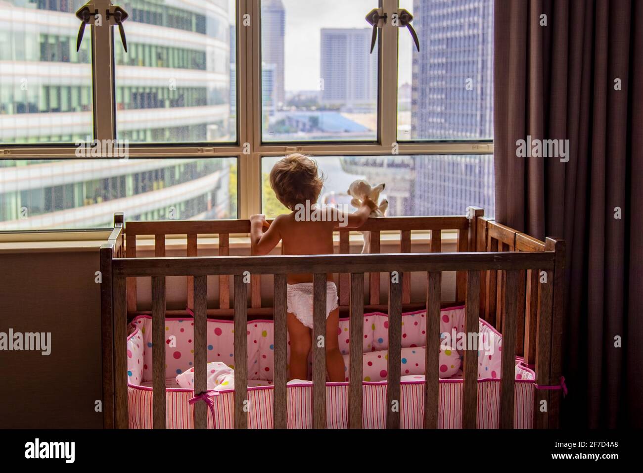 Un Enfant Charmant Donne Sur La Fenetre De La Metropole Tout En Se Tenant Dans Un Lit De Bebe Un Bebe Dans Un Lit De Bebe Donne Sur La Fenetre De La Un Enfant Charmant Donne Sur La Fenetre De La Metropole Tout En Se Tenant Dans Un Lit De Bebe Un Bebe Dans Un Lit De Bebe Donne Sur La Fenetre De La
