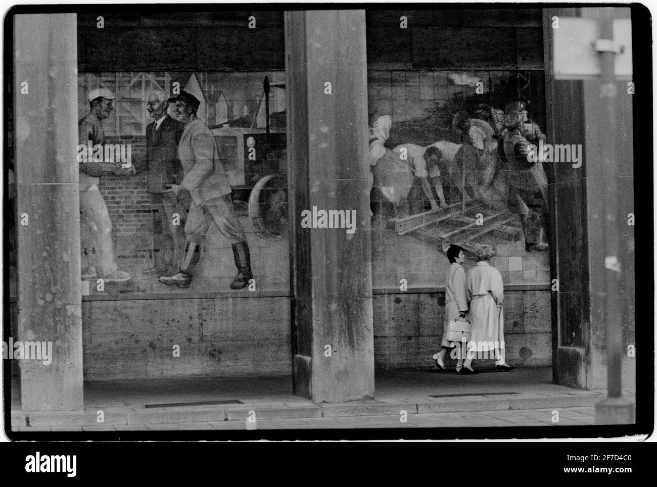Allemagne après l'unification en 1994 ancien bâtiment Air Minstry de la Seconde Guerre mondiale à Berlin. Le Detlev-Rohwedder-Haus est un bâtiment à Berlin qui, au moment de sa construction, était le plus grand immeuble de bureaux d'Europe. Il a été construit entre février 1935 et août 1936 pour abriter le Ministère allemand de l'aviation, dirigé par Hermann Göring, un nazi de premier plan. Les carreaux de porcelaine Meissen peints à la main, chef-d'œuvre de 18 mètres d'art socialiste, représentent les heureux Allemands de l'est qui profitent de la vie dans le RDA. Banque D'Images