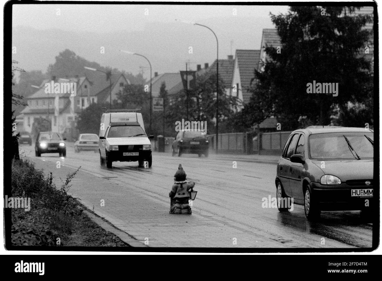 Allemagne gnomes à vendre 1994 gnomes à vendre près de Geisa dans l'ancienne Allemagne de l'est. Gnomes de jardin (allemand : Gartenzwerge, éclairé. 'jardin nains') sont des figurines d'ornement de pelouse de petites créatures humanoïdes connues sous le nom de gnomes. Traditionnellement, les figurines représentent des nains mâles portant des chapeaux pointés rouges. Généralement, les gnomes se situent entre un et deux pieds (30 et 60 cm). Un récent[quand?] trend a introduit des gnomes miniatures de seulement quelques pouces de hauteur. Originaire comme une décoration pour les riches en Europe, les nains de jardin sont maintenant répandus dans les jardins et les pelouses dans le monde occidental, parmi toutes les classes sociales, Banque D'Images