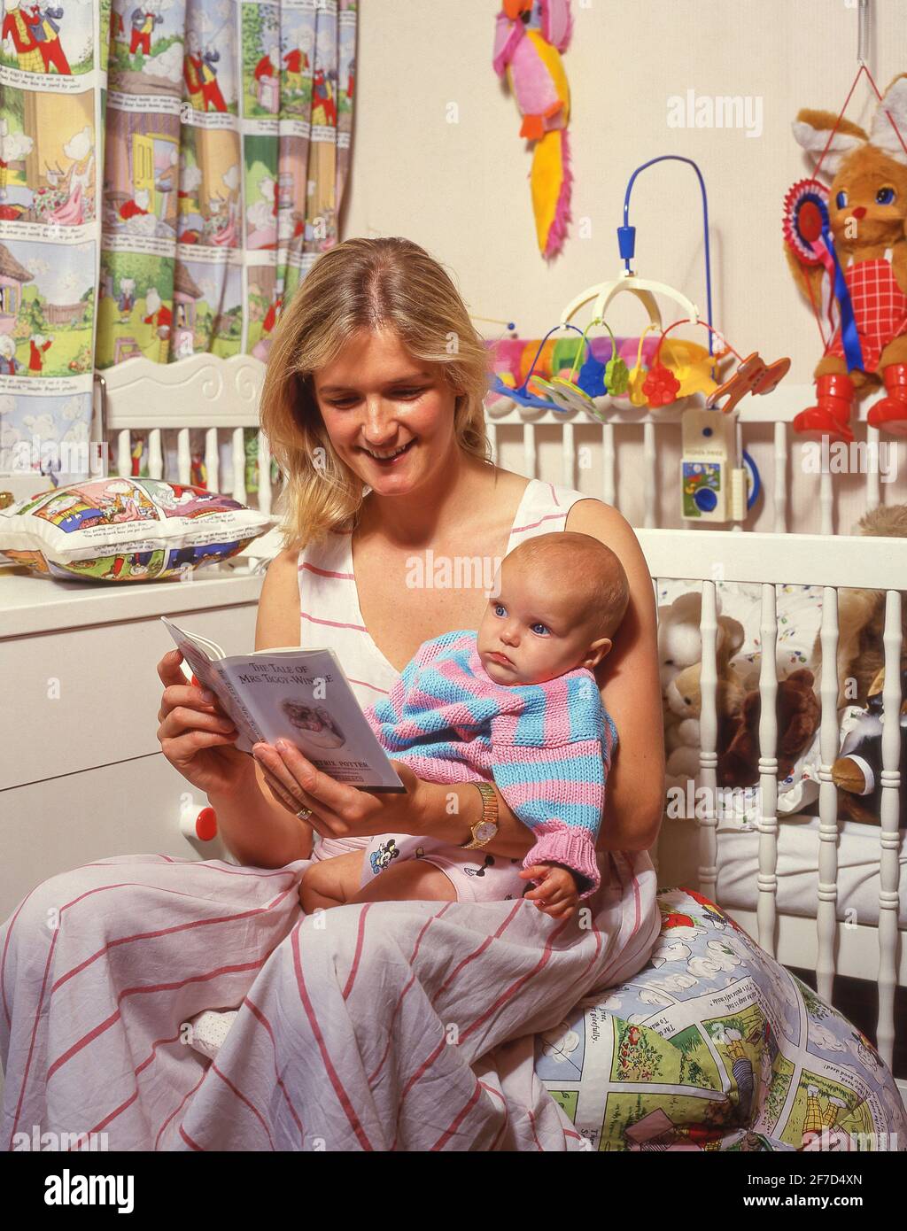 Livre de lecture de mère à la fille de bébé, Winkfield, Berkshire, Angleterre, Royaume-Uni Banque D'Images