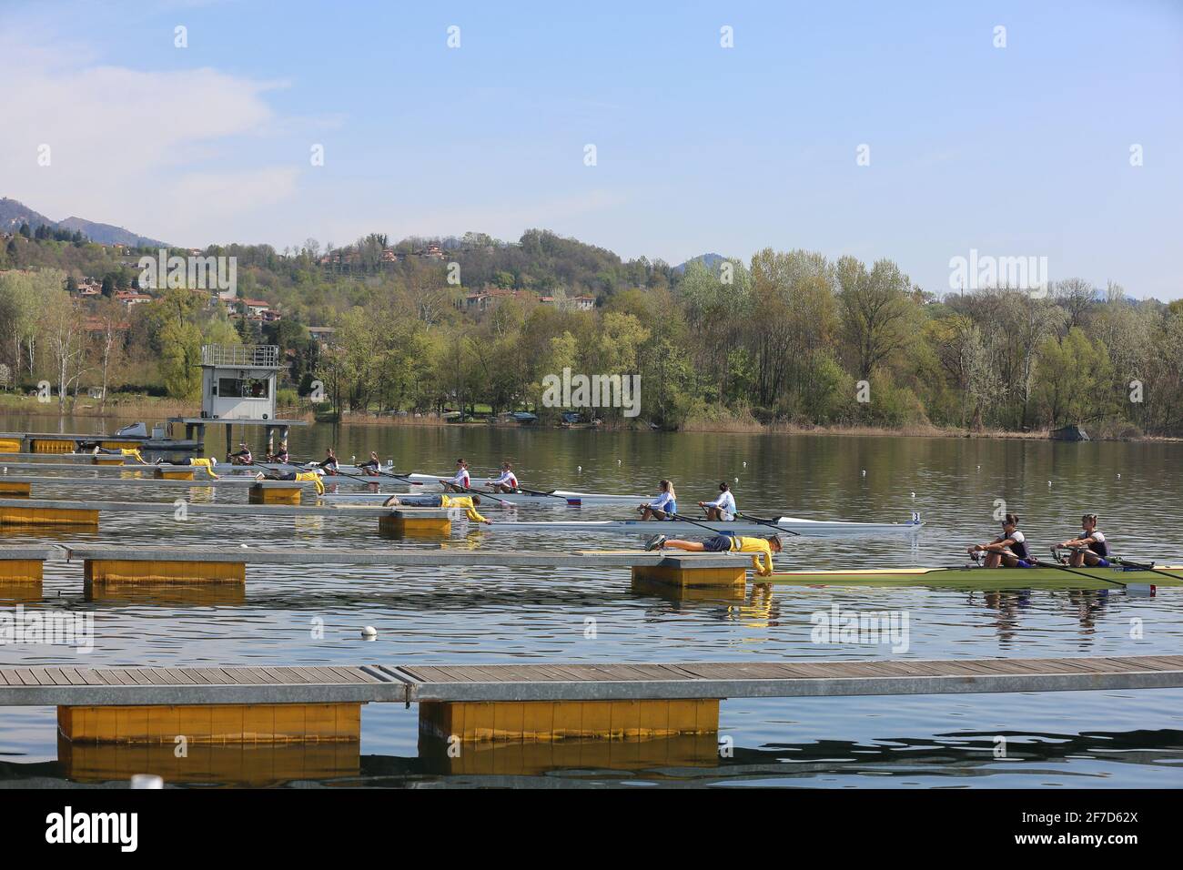 Vue de la ligne de départ de la série préliminaire des doubles sculpts légers pour femmes à la régate de qualification olympique européenne du lac Varèse, le 5 avril 2021 à Varèse, en Italie Banque D'Images