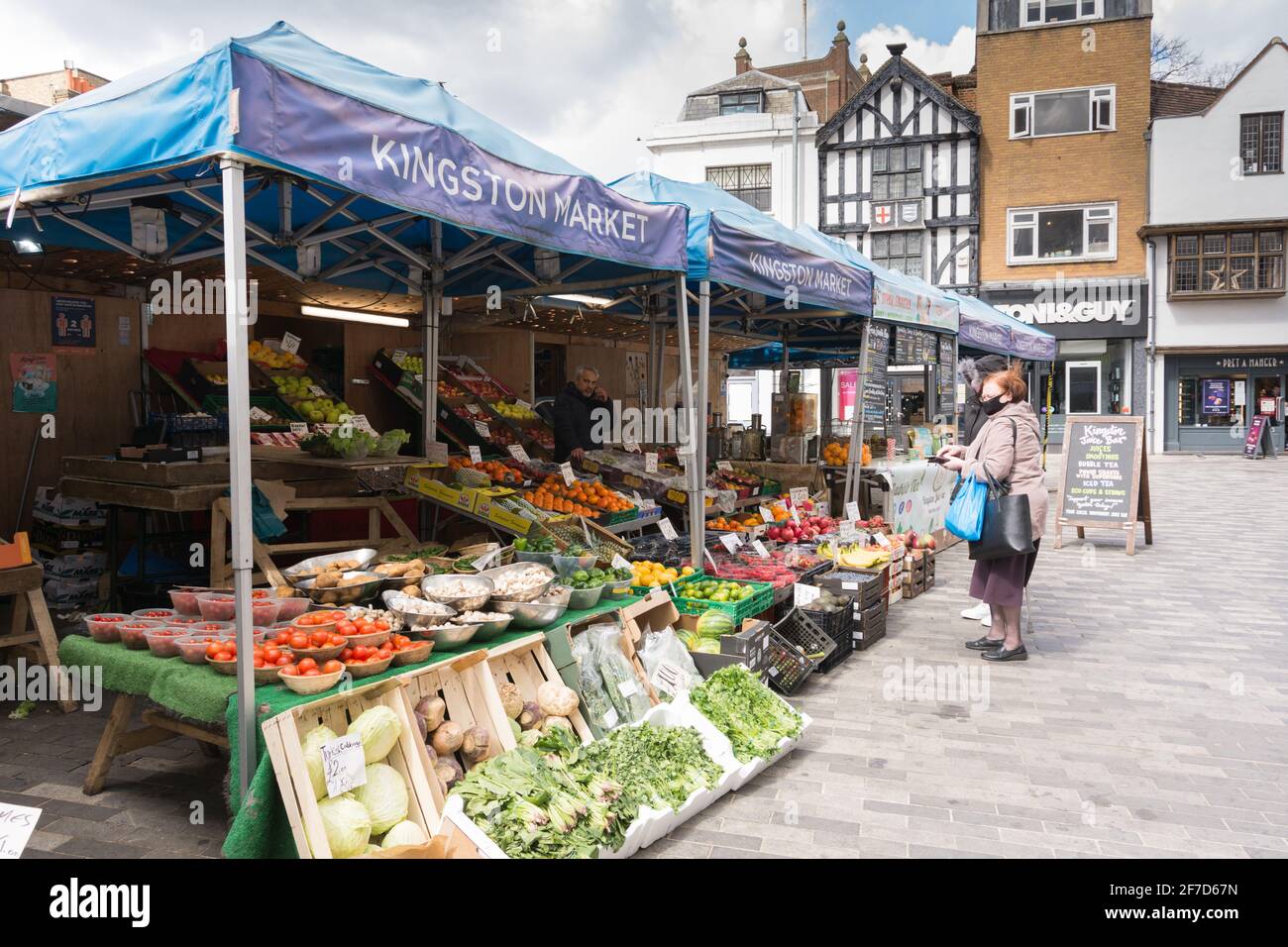 Un greengropers stalle sur une place du marché semi-déserte à Kingston upon Thames, Kingston, Surrey, Royaume-Uni Banque D'Images