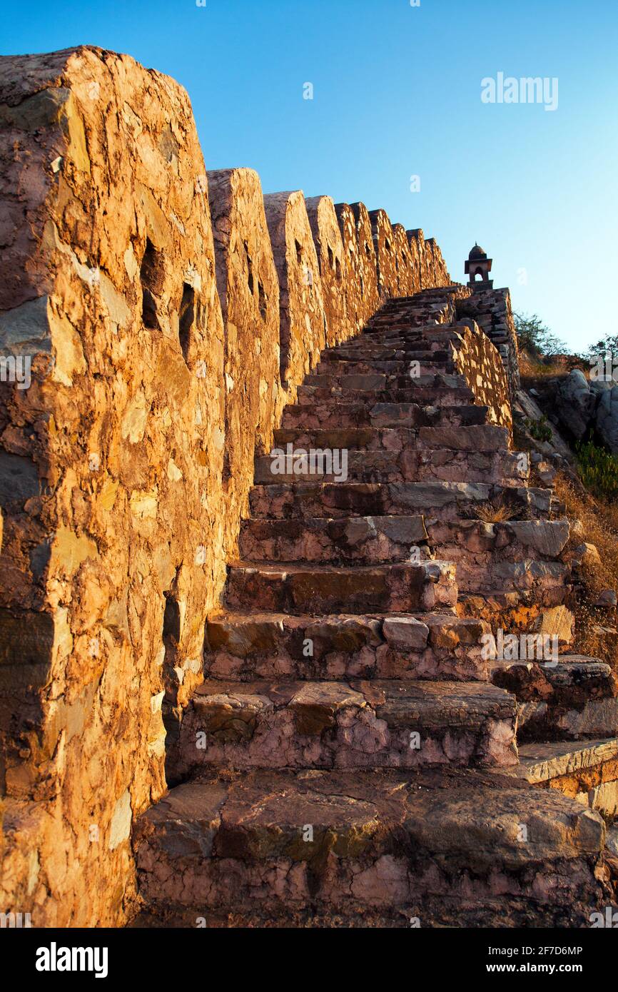 Fortification avec bastions de fort Jaigarh et Amer ou Amber Ville près de Jaipur ville Inde vue en soirée Banque D'Images