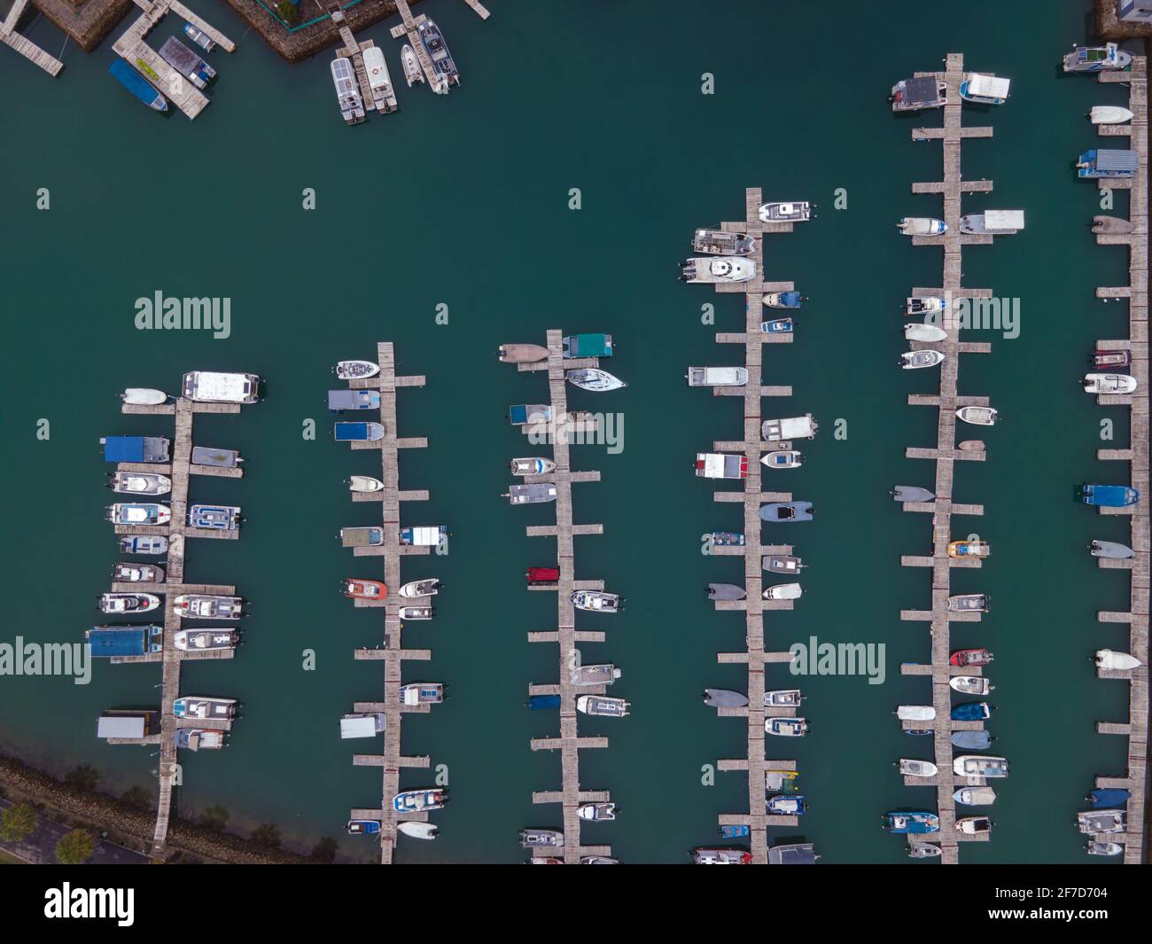 Bateaux amarrés dans la baie vu du point de vue de drone Banque D'Images