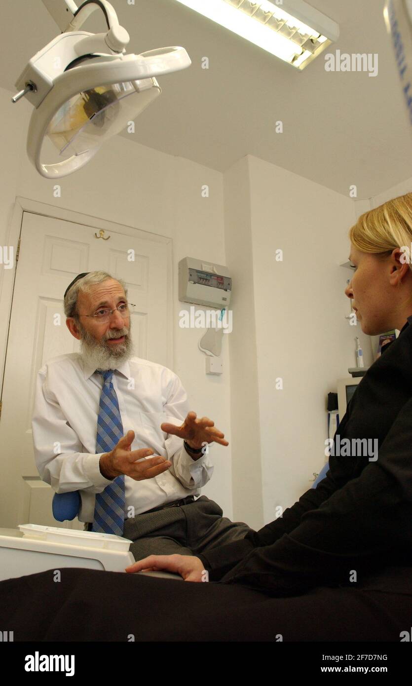LE DENTISTE HARRIS SIDELSKY À SON CABINET DANS LE NORD DE LONDRES.9/12/04 PILSTON Banque D'Images LE DENTISTE HARRIS SIDELSKY À SON CABINET DANS LE NORD DE LONDRES.9/12/04 PILSTON Banque D'Images