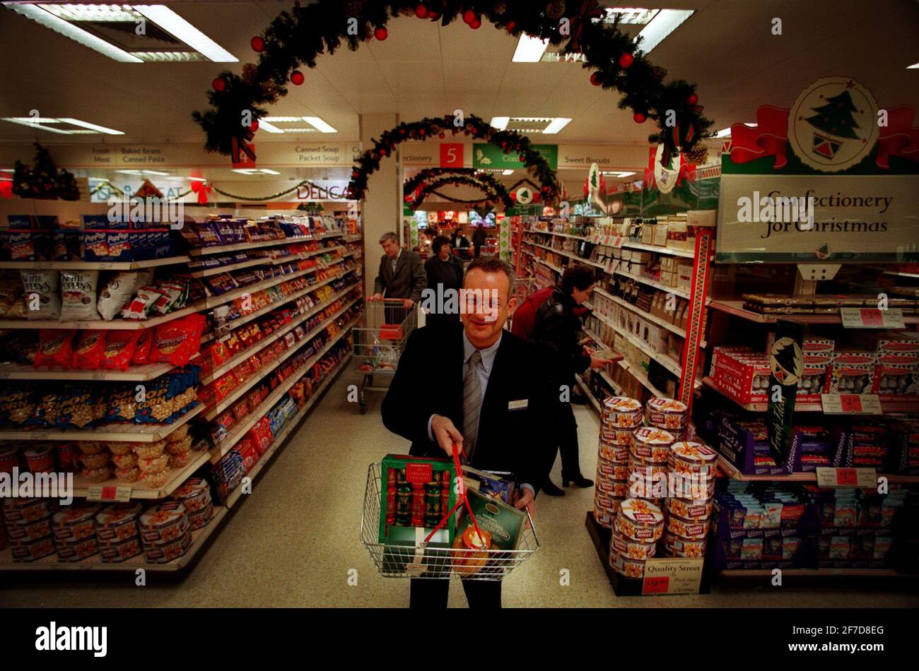 Lord David Sainsbury dans son magasin Watford le 1997 décembre Banque D'Images