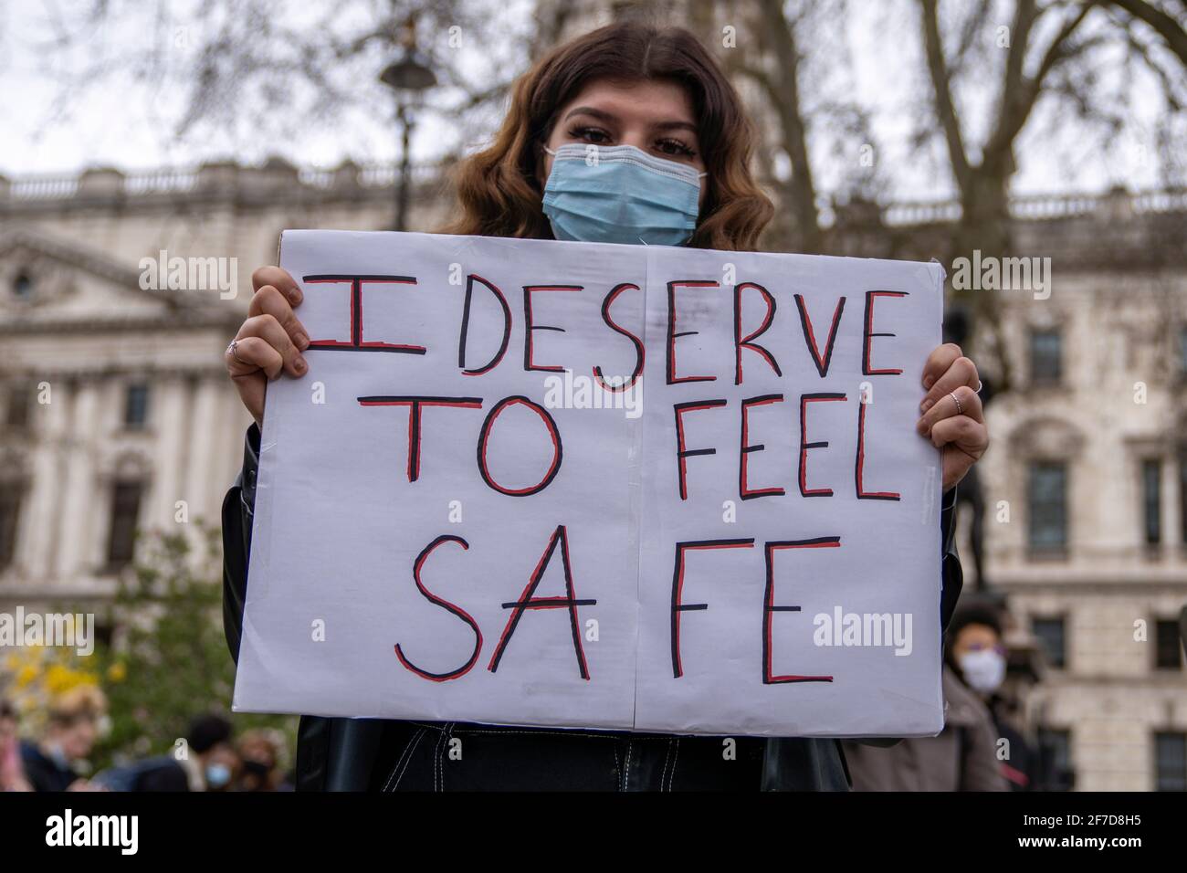 LONDRES, Royaume-Uni - 03ème avril 2021 : des militants pour la sécurité des femmes font des signes lors d’une manifestation à la suite du meurtre de Sarah Everard. Banque D'Images