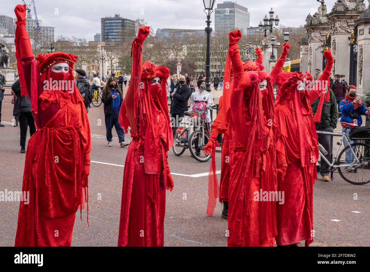 LONDRES, Royaume-Uni - 03ème avril 2021 : la Brigade Rouge, la rébellion d'extinction. Des manifestants vêtus de robes rouges aux visages blancs tuent le projet de loi en signe de protestation. Banque D'Images