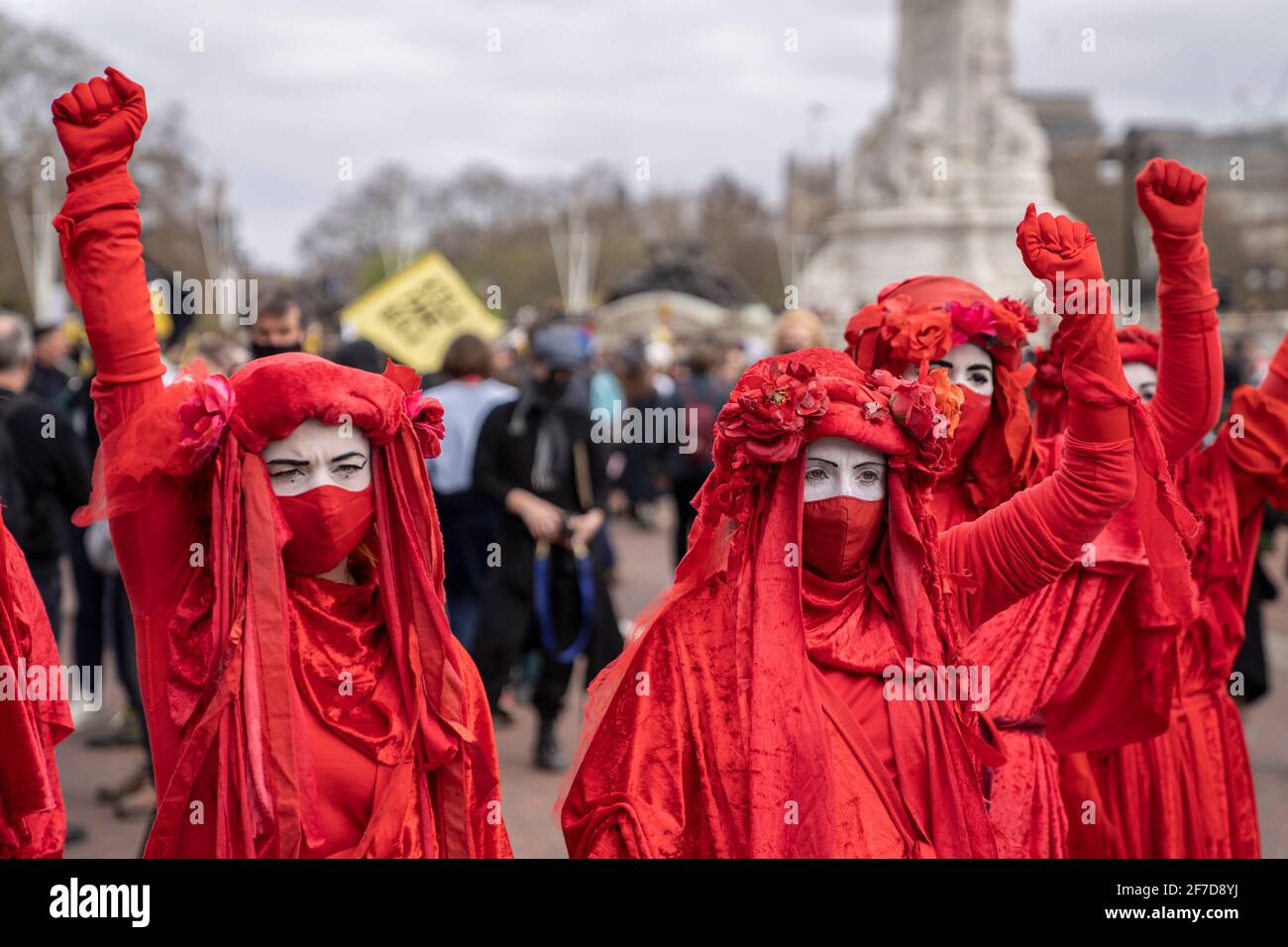 LONDRES, Royaume-Uni - 03ème avril 2021 : la Brigade Rouge, la rébellion d'extinction. Des manifestants vêtus de robes rouges aux visages blancs tuent le projet de loi en signe de protestation. Banque D'Images