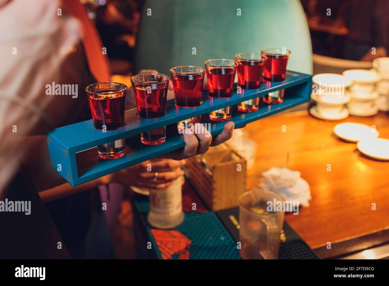 Le serveur avec plateau prend des verres à bière vides et apporte des