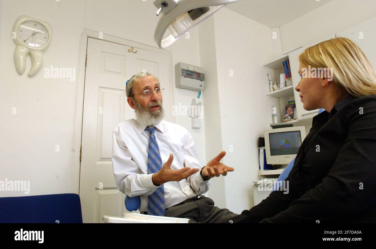 LE DENTISTE HARRIS SIDELSKY À SON CABINET DANS LE NORD DE LONDRES.9/12/04 PILSTON Banque D'Images LE DENTISTE HARRIS SIDELSKY À SON CABINET DANS LE NORD DE LONDRES.9/12/04 PILSTON Banque D'Images