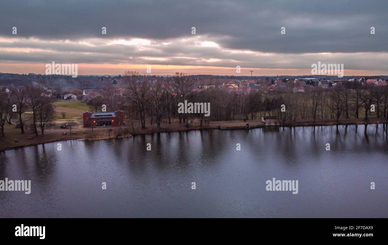 Dresden Lac de Dippelsdorf dans la soirée avec piste de train Banque D'Images