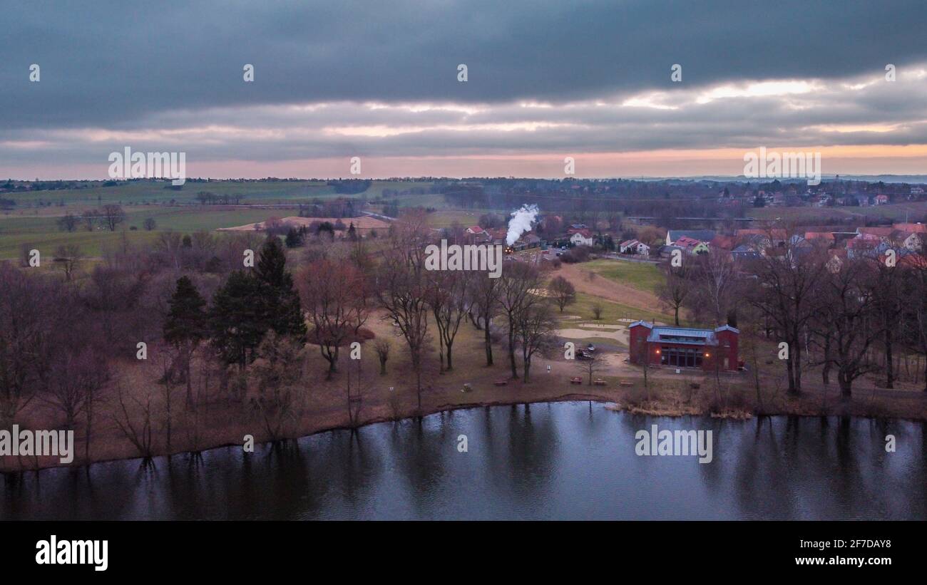 Dresden Lac de Dippelsdorf dans la soirée avec piste de train Banque D'Images