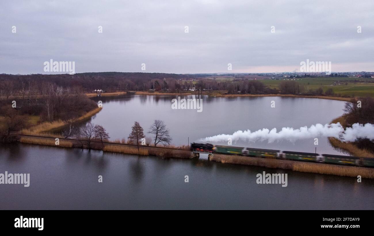 Dresden Lac de Dippelsdorf dans la soirée avec piste de train Banque D'Images