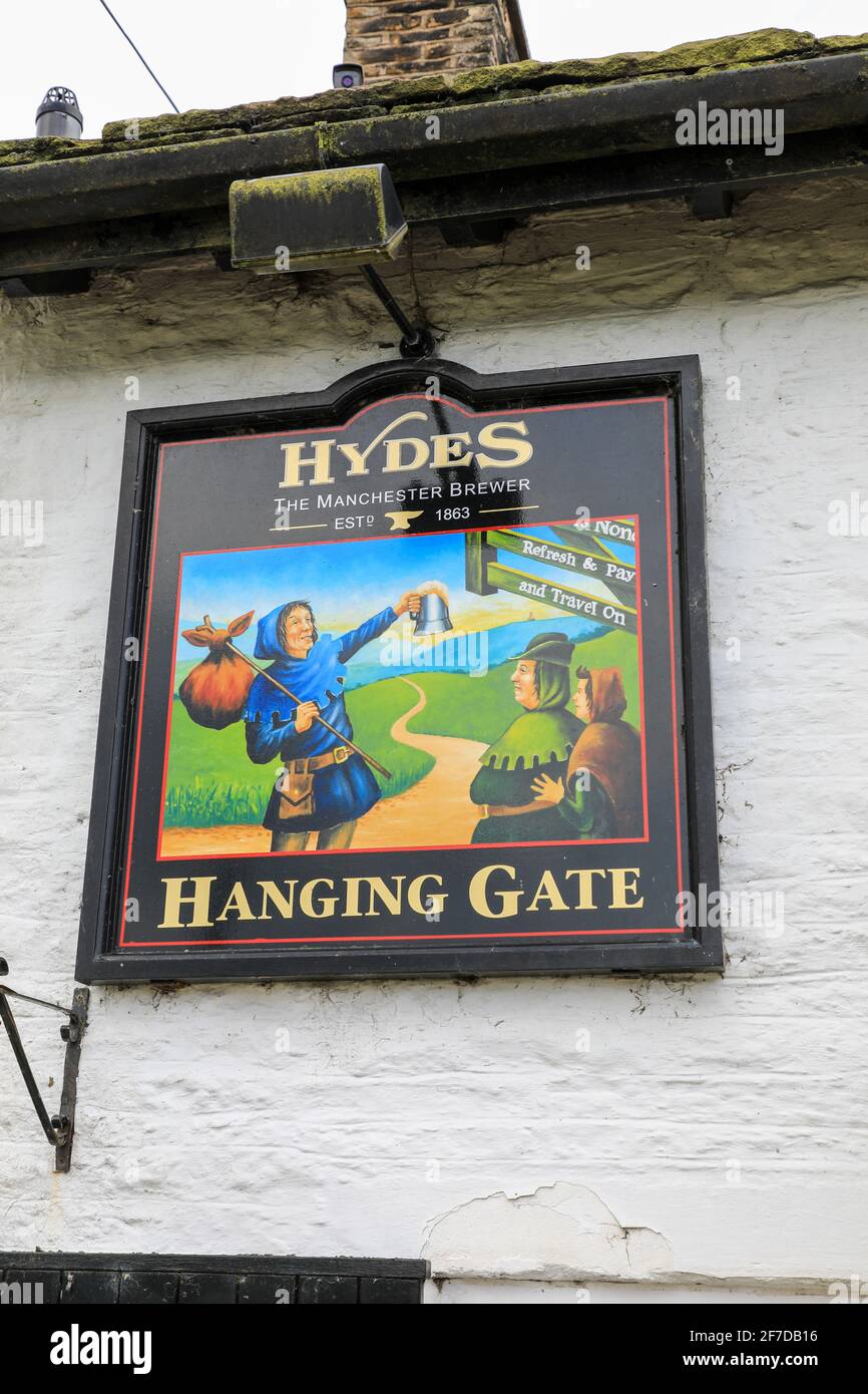 Le panneau de pub pour le pub Hanging Gate ou la maison publique, Meg Lane, Higher Sutton, Macclesfield, Cheshire, Angleterre, Royaume-Uni Banque D'Images