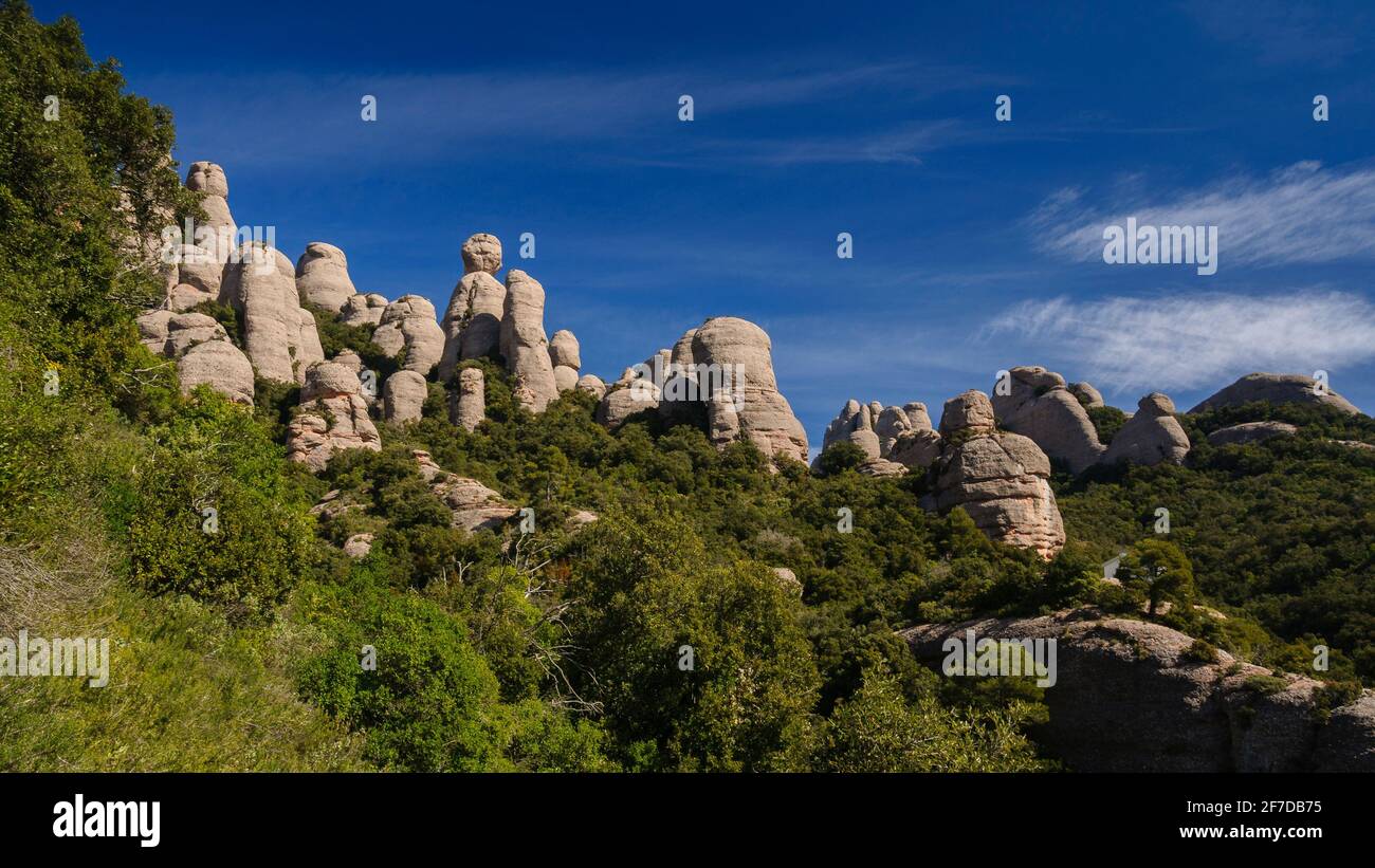 Région montagneuse d'Agulles de Montserrat vue de près du refuge Vicenç Barbé. Parmi les flèches, la flèche de Bola de la Partió se distingue, Barcelone Banque D'Images