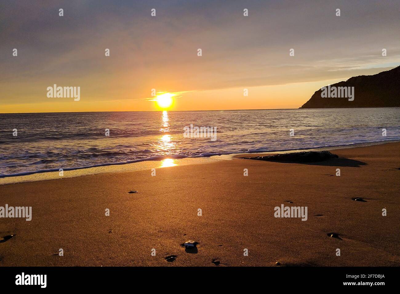 Coucher De Soleil Sur Le Bord De Mer De Ligurie Photo Stock Alamy
