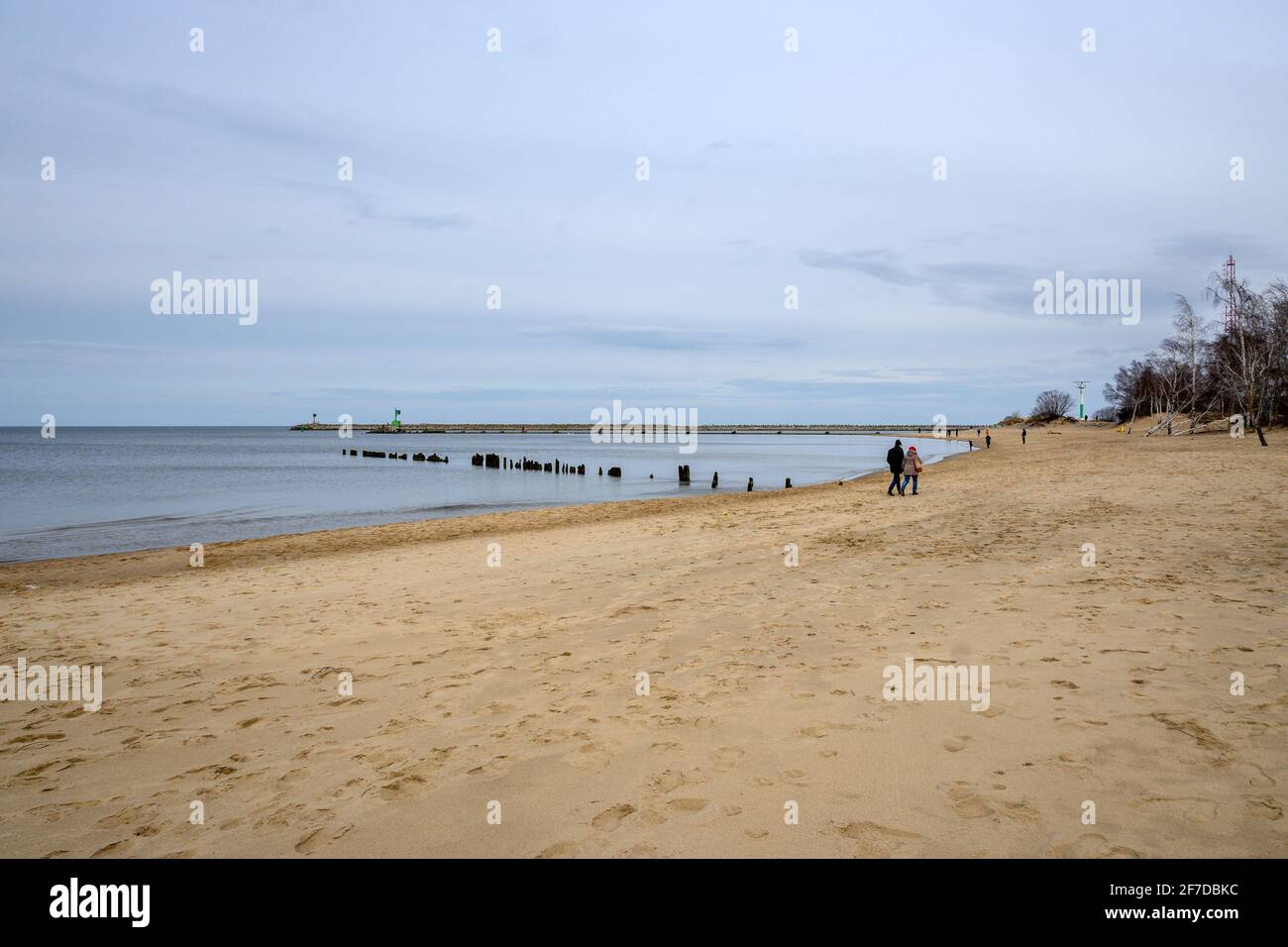 Gdansk, Pologne - 13 mars 2021 : plage de sable à Gorki Zachodnie, sur la mer Baltique. Gdansk, Pologne Banque D'Images