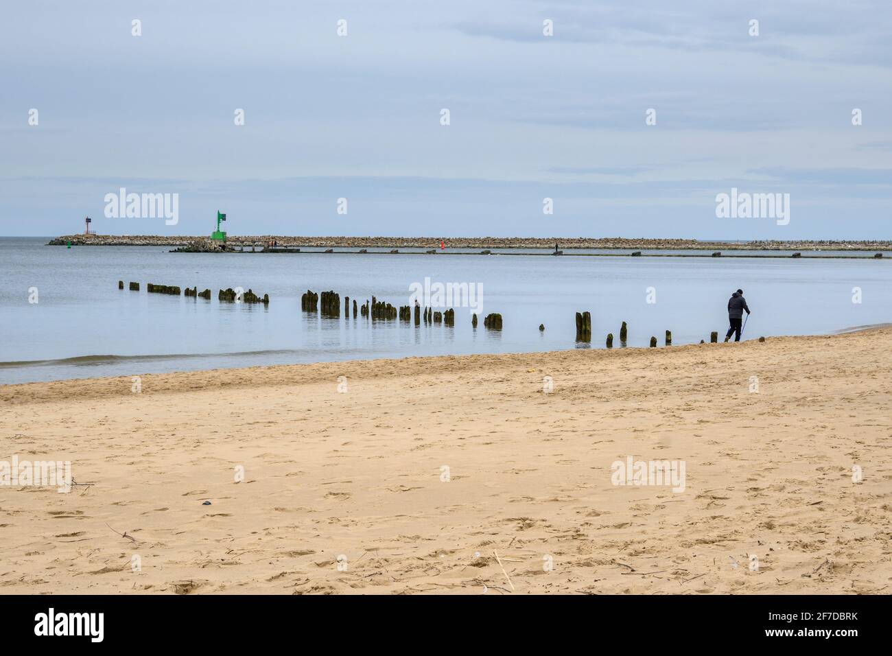 Gdansk, Pologne - 13 mars 2021 : plage de sable à Gorki Zachodnie, sur la mer Baltique. Gdansk, Pologne Banque D'Images