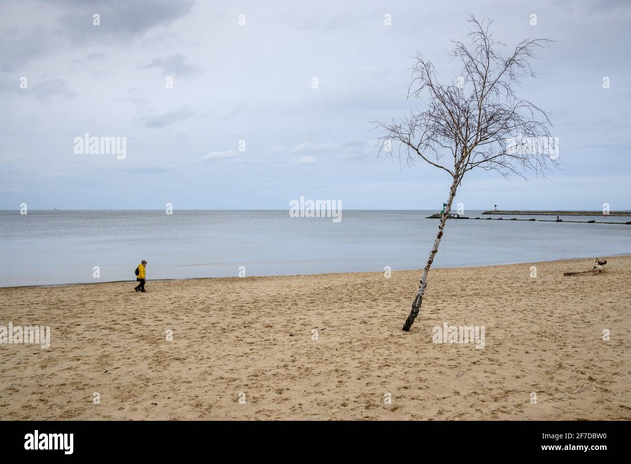Gdansk, Pologne - 13 mars 2021 : plage de sable à Gorki Zachodnie, sur la mer Baltique. Gdansk, Pologne Banque D'Images