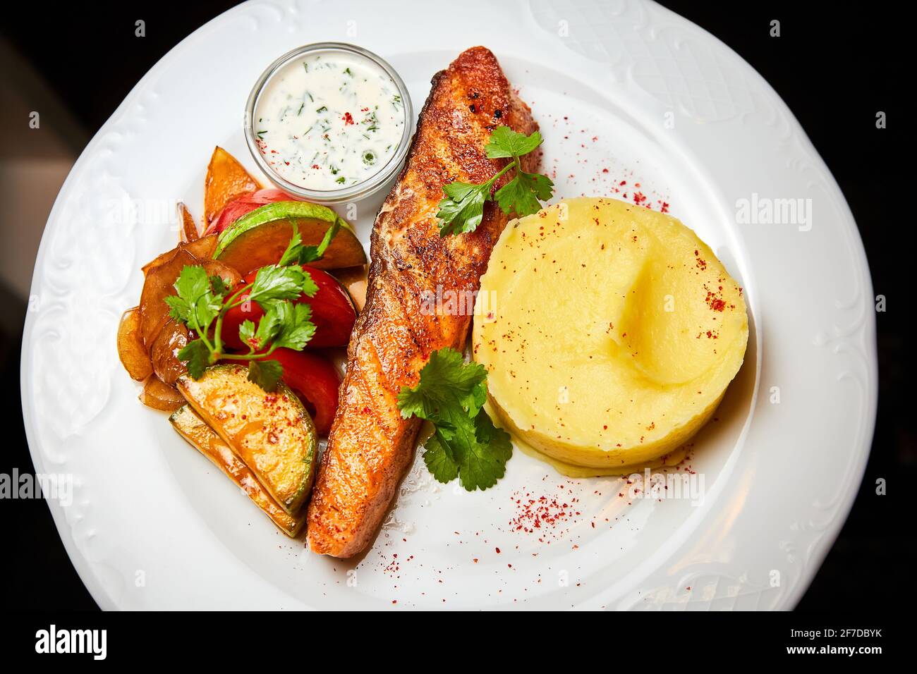 Steak de saumon avec légumes cuits au four, purée de pommes de terre et sauce Banque D'Images