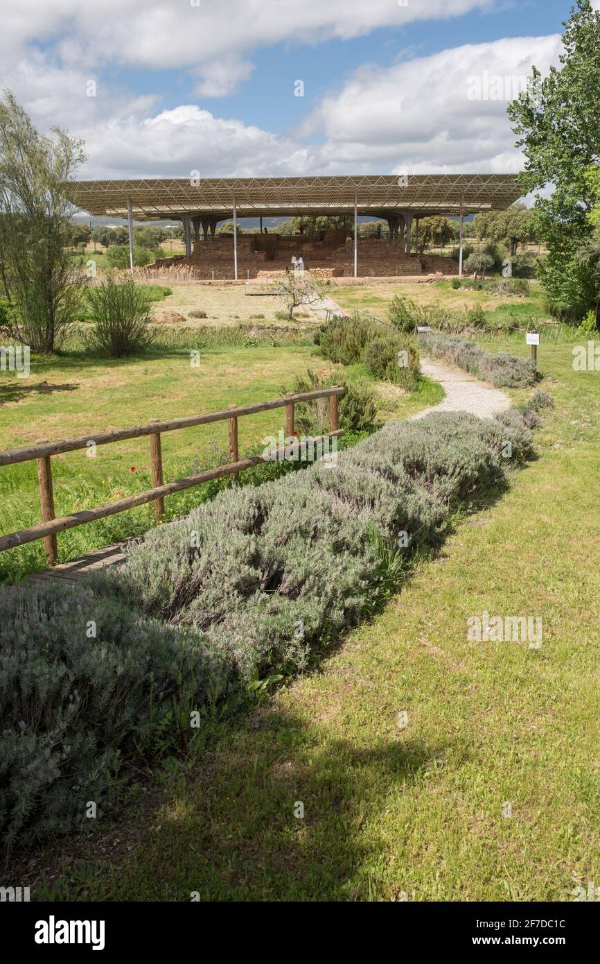 Visiteurs à proximité du site archéologique de Cancho Roano. Zalamea de la Serena, Badajoz, Extremadura, Espagne Banque D'Images