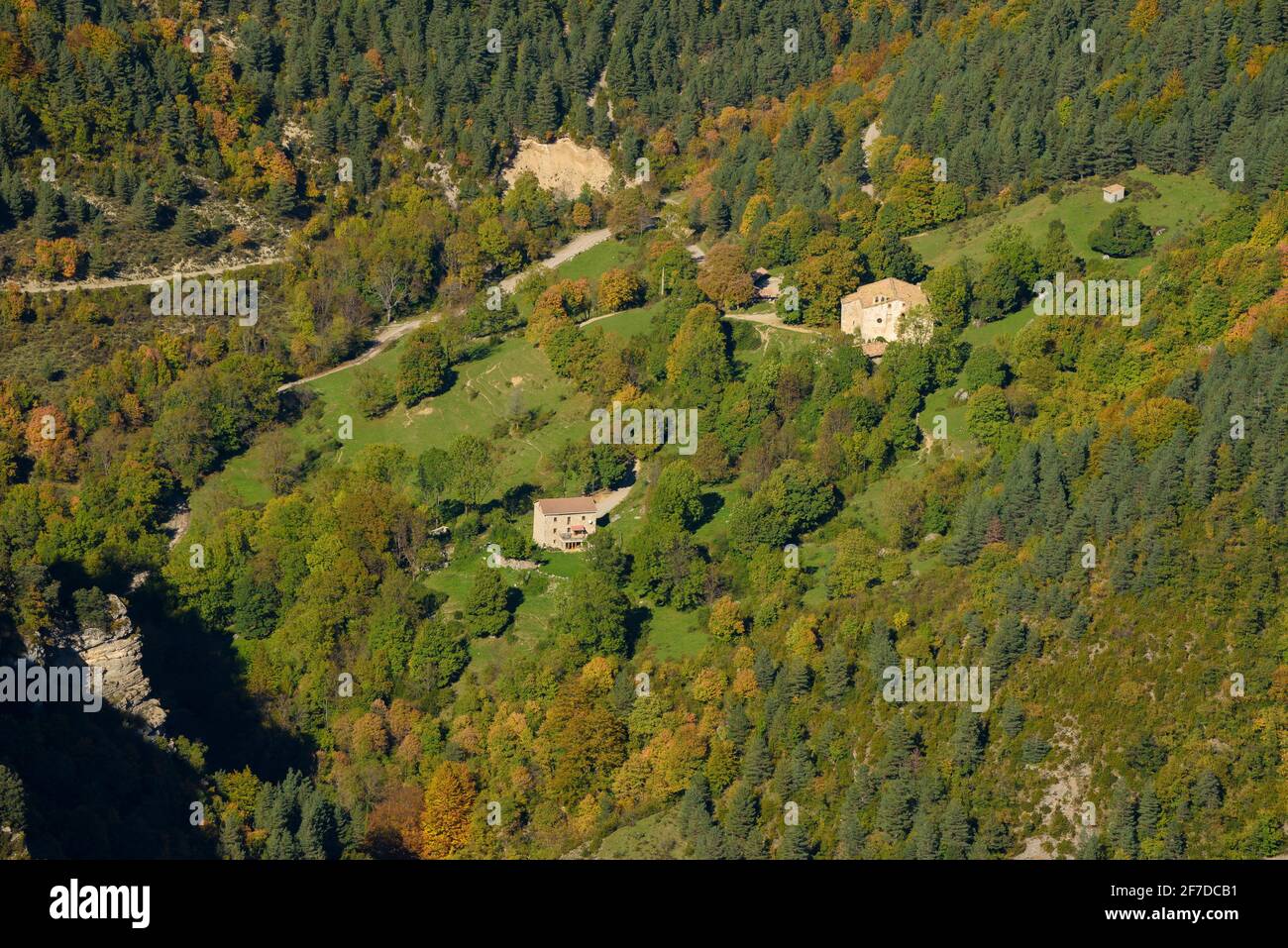 Refuge et vallée de Gresolet en un après-midi d'automne, à Berguedà (province de Barcelone, Catalogne, Espagne, Pyrénées) ESP: Refugio y valle de Gresolet Banque D'Images