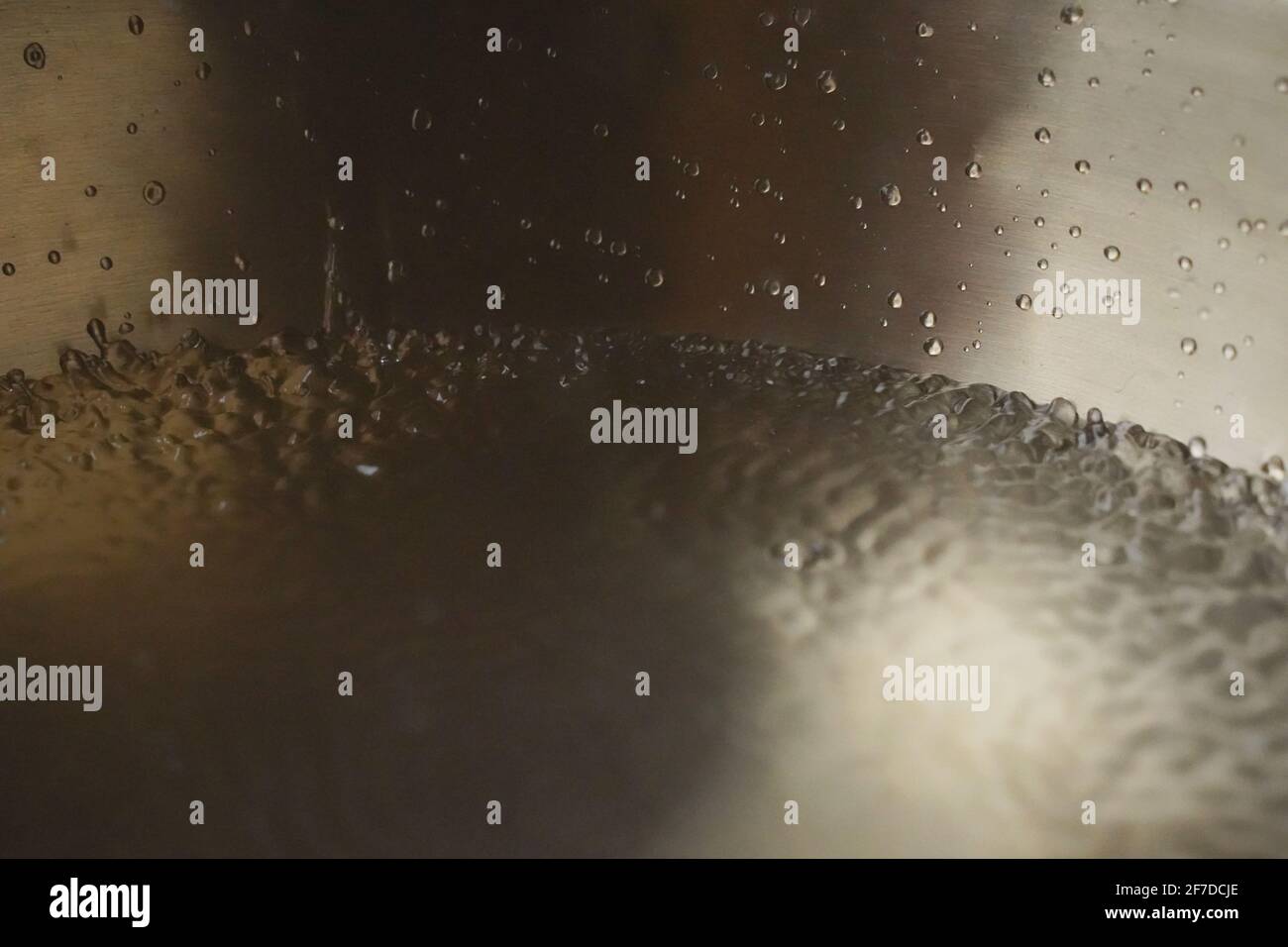 Bol de chant tibétain plein d'eau gros plan sur les gouttes d'eau / accessoires de correction du son Banque D'Images